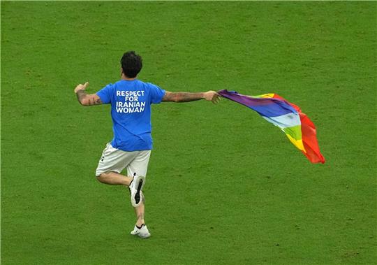 Ein Flitzer sorgte beim Spiel Portugal gegen Uruguay für Aufsehen.