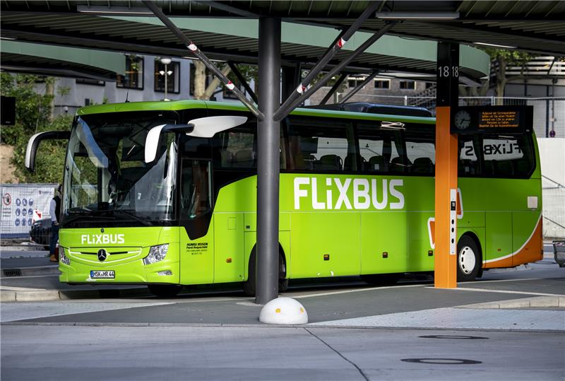 Ein Flixbus steht im Zentralen Omnibusbahnhof in Berlin. Foto: dpa