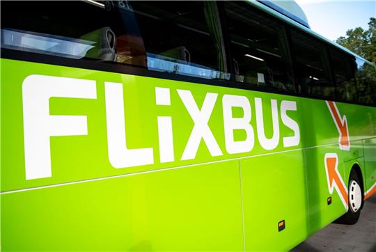 Ein Flixbus steht im Zentralen Omnibusbahnhof in Berlin.