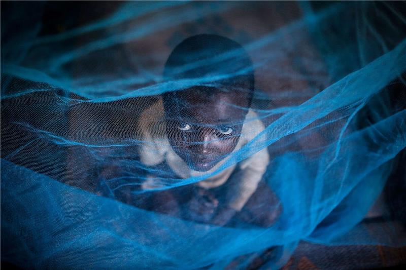 Weniger Malaria in Afrika? Ein Flüchtlingskind aus Burundi sitzt in Gashora, Ruanda, unter einem Moskitonetz: Der Malaria-Erreger wird durch Anopheles-Stechmücken übertragen.