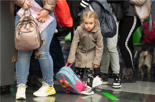 Ein Flüchtlingskind aus der Ukraine nach ihrer Landung auf dem Flughafen Frankfurt.