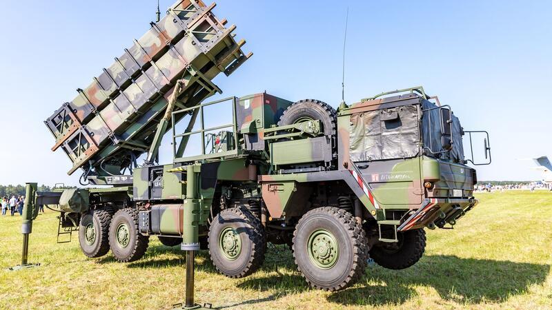 Ein Flugabwehrsystem vom Typ Patriot. Der Haushaltsausschuss des Bundestages hat den Weg für vier neue Patriot-Systeme freigemacht (Archivbild).