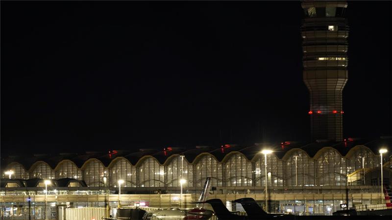 Medien: Mehr als ein Dutzend Tote nach Flugzeugunglück Ein Flugzeug der American Airlines steht an einem Gate des Ronald Reagan Washington National Airport.