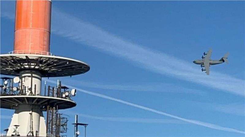 Ein Flugzeug fliegt über dem Brocken.