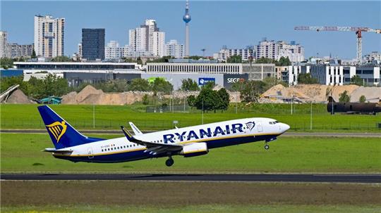 Ein Flugzeug der Fluggesellschaft Ryanair startet vom Hauptstadtflughafen Berlin Brandenburg BER.
