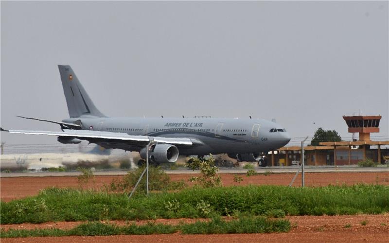 Europäer aus dem Niger evakuiert - Nigeria erhöht Druck Ein Flugzeug der französischen Luftwaffe auf dem internationalen Flughafen von Niamey. Zwei Evakuierungsmaschinen sind inzwischen in Frankreich gelandet.