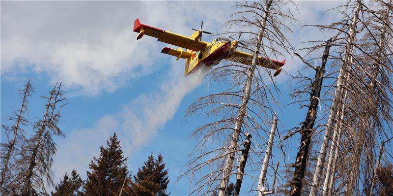 Brocken-Brand: Löschflugzeuge nach Harz-Einsatz zurück in Rom Ein Flugzeug der italienischen Feuerwehr wirft im Einsatzgebiet am Brocken Wasser ab. Foto: Matthias Bein/DPA