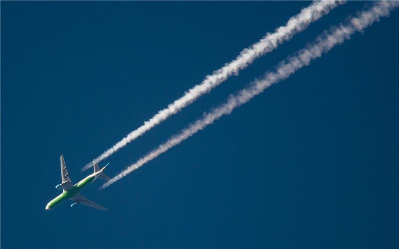 Verbände: Klimaneutrales Fliegen wird bis 2050 möglich Ein Flugzeug hinterlässt Kondensstreifen am Himmel. Spätestens Mitte des Jahrhunderts soll schließlich mit grünem Wasserstoff geflogen werden.