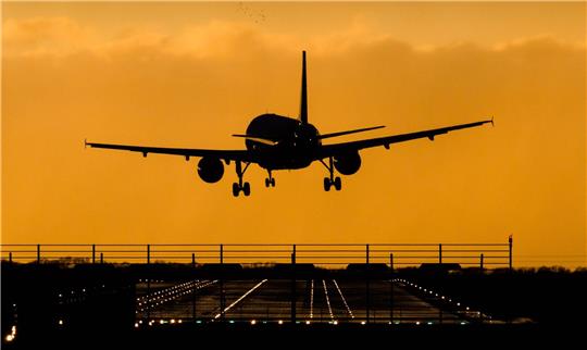 Ein Flugzeug landet am Flughafen Hannover.
