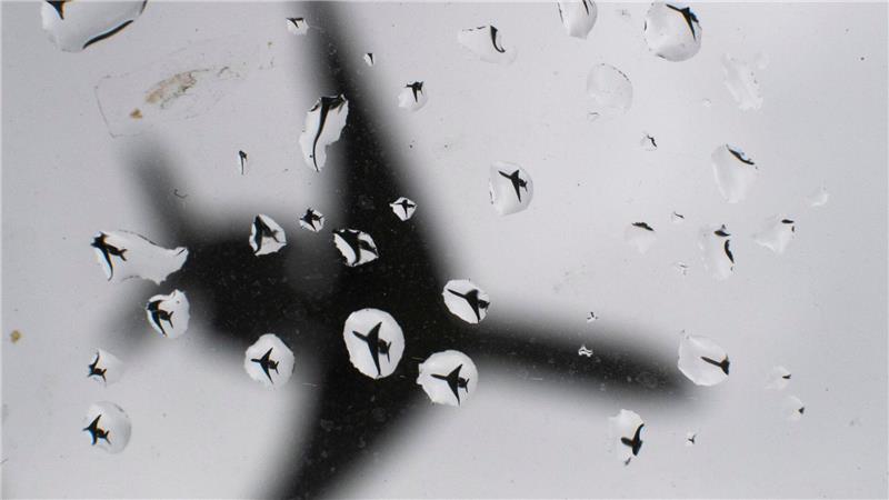 Regen in Krakau: Urlaubsflieger gerät bei Landung auf Rasen Ein Flugzeug landet bei Regenwetter. (Symbolbild)