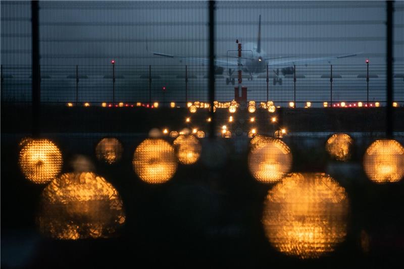 Übung am Flughafen Hannover: Luftwaffe zieht gute Bilanz Ein Flugzeug landet hinter Signallichtern auf einem Flughafen.