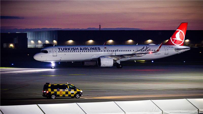 Ein Flugzeug rollt über das Flugfeld vom Flughafen Hannover-Langenhagen. Afghanen mit Aufnahmezusage sollen mit dem Linienflug ankommen sein.