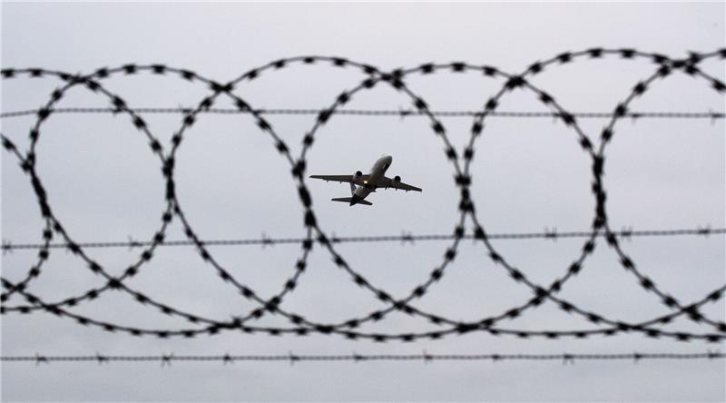 Europaweit gesuchter Gewalttäter am Flughafen verhaftet Ein Flugzeug startet am Flughafen.