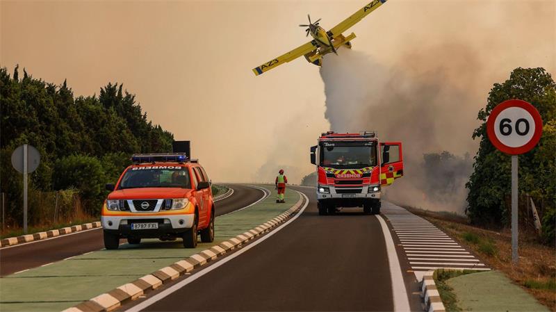 Ein Flugzeug und Löschfahrzeuge bei den Löscharbeiten eines Waldbrands in Gola de Pujol, El Saler, in der autonomen Gemeinschaft Valencia.