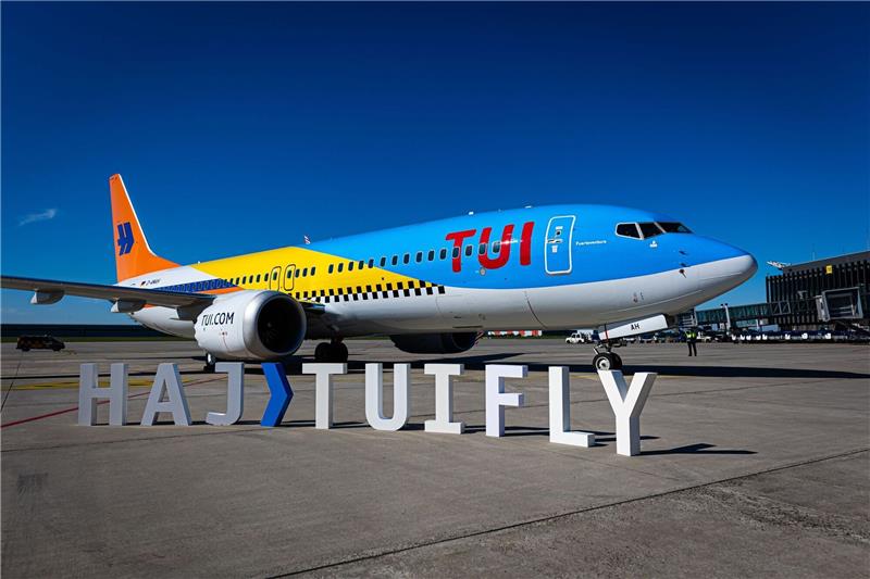 Ein Flugzeug vom Typ Boeing 737-8 mit einer Sonderlackierung zum 50-jährigen Bestehen der Fluggesellschaft Tuifly steht auf dem Gelände vom Flughafen Hannover-Langenhagen.
