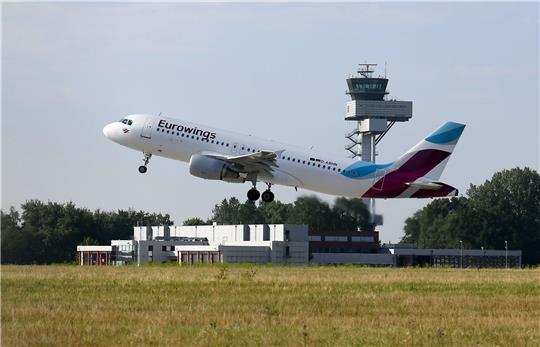 Ein Flugzeug von Eurowings startet auf der Nordbahn vom Hannover Airport.