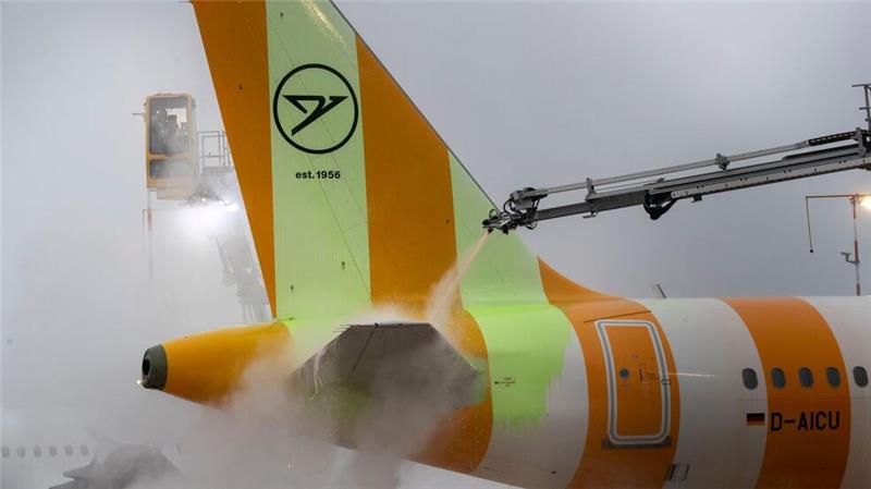 Ein Flugzeug wird auf dem Frankfurter Flughafen enteist.