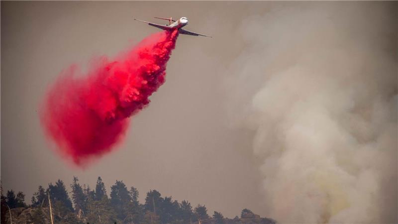 Ein Flugzeug wirft Löschmittel auf das Garnet Fire in Kalifornien ab.