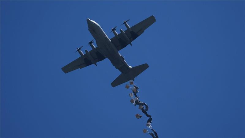 Bilder des Tages Ein Flugzeug wirft humanitäre Hilfe für Palästinenser über Zawaida im zentralen Gazastreifen ab.