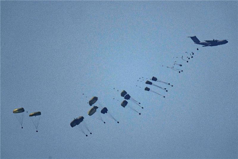 Abgeworfene Gaza-Hilfslieferung erschlägt fünf Menschen Ein Flugzeug wirft humanitäre Hilfe über dem nördlichen Gazastreifen ab.