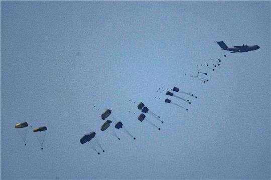 Ein Flugzeug wirft humanitäre Hilfe über dem nördlichen Gazastreifen ab.