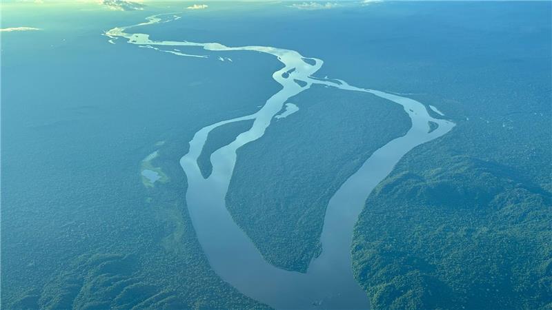 Was der Gold-Boom im Amazonas anrichtet Ein Fluss schlängelt sich durch den Regenwald.