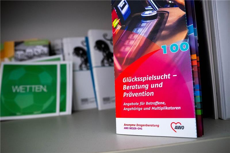 Mehr Menschen suchen Hilfe bei Suchtberatungen Ein Flyer mit der Aufschrift «Glücksspielsucht - Beratung und Prävention».