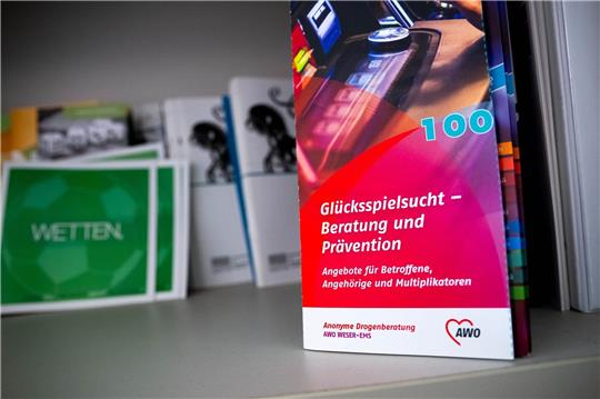 Ein Flyer mit der Aufschrift «Glücksspielsucht - Beratung und Prävention».