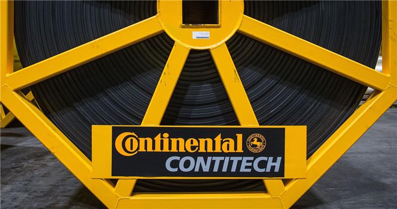 ContiTech baut 642 Stellen ab Ein Förderband aus Gummi und Metalldrähten steht am 04.11.2014 bei der Continental Tochter ContiTech in Northeim (Niedersachsen).