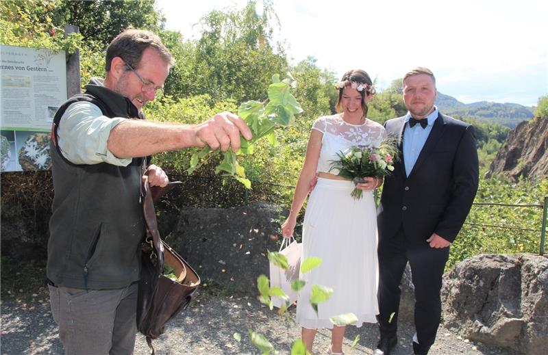 „Ein Förster streut Blätter auf dem Weg ins Eheglück“, sagt Revierförster Rainer Hoffmeister anlässlich der ersten Hochzeit der Eheleute Vorher am Diabas-Steinbruch am vergangenen Donnerstag.  Foto: Andrea Leifeld