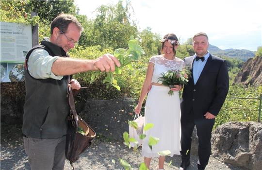 „Ein Förster streut Blätter auf dem Weg ins Eheglück“, sagt Revierförster Rainer Hoffmeister anlässlich der ersten Hochzeit der Eheleute Vorher am Diabas-Steinbruch am vergangenen Donnerstag.  Foto: Andrea Leifeld