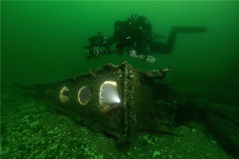 Ausstellung: Geschichte eines U-Boot-Wracks vor Helgoland Ein Forscher taucht in der Nordsee vor einem Wrackteil des 1919 vor Helgoland gesunkenen U-Boots «UC 71».