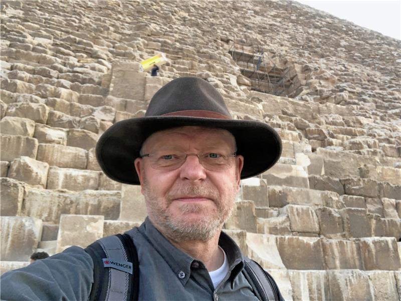Ein Forscher unterwegs: Professor Christian Ulrich Große vor der Cheops-Pyramide von Giseh in Ägypten.   Foto: Privat