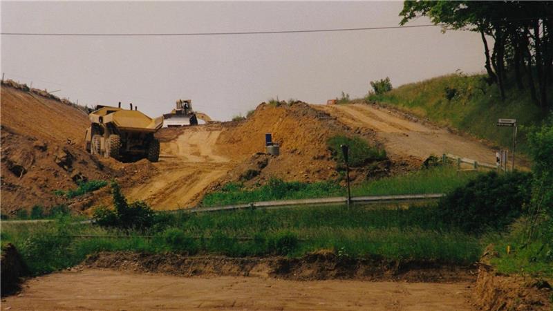 Ein Foto aus dem Jahr 2001 zeigt die Baustelle auf der K46 bei Gut Radau: Dort wird der kurvige Streckenverlauf begradigt.