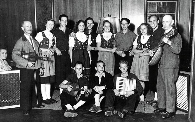 Heimatbund Altenau: „Wir sind die Botschafter des Harzes“ Ein Foto aus den frühen 1950er Jahren mit Otto Türk (Geige), Albert Badstübener (Harzzither) und Friedhelm Bruns (Akkordeon). Foto: Privat