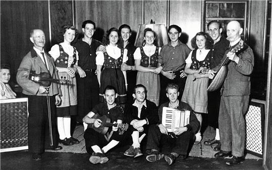 Ein Foto aus den frühen 1950er Jahren mit Otto Türk (Geige), Albert Badstübener (Harzzither) und Friedhelm Bruns (Akkordeon). Foto: Privat