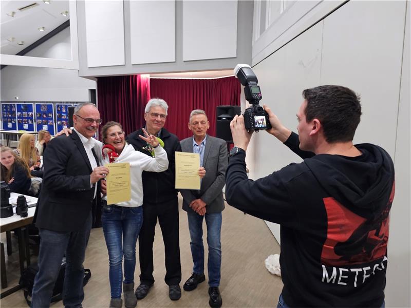 Ein Foto für die Ewigkeit: Jens Kloppenburg (links) und Rüdiger Wohltmann (rechts) zeichnen Kathrin Knoke und Hartmut Röttger mit dem Oker-Joker aus.  Fotos: Sowa