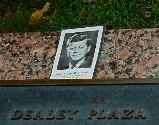Ein Foto von John F. Kennedy liegt neben der Gedenktafel auf der Dealey Plaza in Dallas, dem Platz, wo am 22. November 1963 das Attentat auf den damaligen US-Präsident geschah.