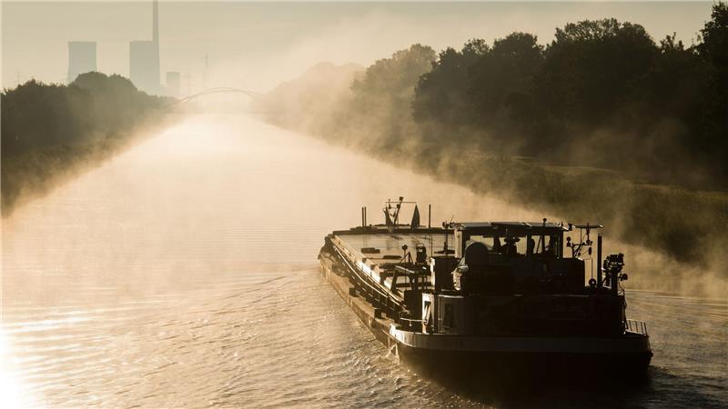 Ein Frachtbinnenschiff und ein Ausflugsschiff waren nach Angaben der Feuerwehr bei einem Überholmanöver auf dem Mittellandkanal zusammengestoßen. (Symbolbild)
