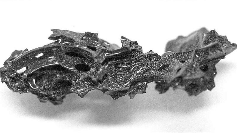 Clausthaler Forscher lösen jahrtausendealtes Rätsel Ein Fragment des verglasten Gehirns: Beim Ausbruch des Vesuvs vor fast 2000 Jahren haben sehr hohe Temperaturen zur Glasbildung geführt.