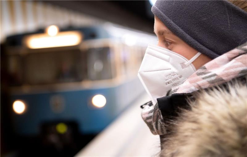 RKI: Corona-Neuinfektionen und Inzidenz steigen an Ein Frau mit FFP2-Maske wartet auf die Bahn.
