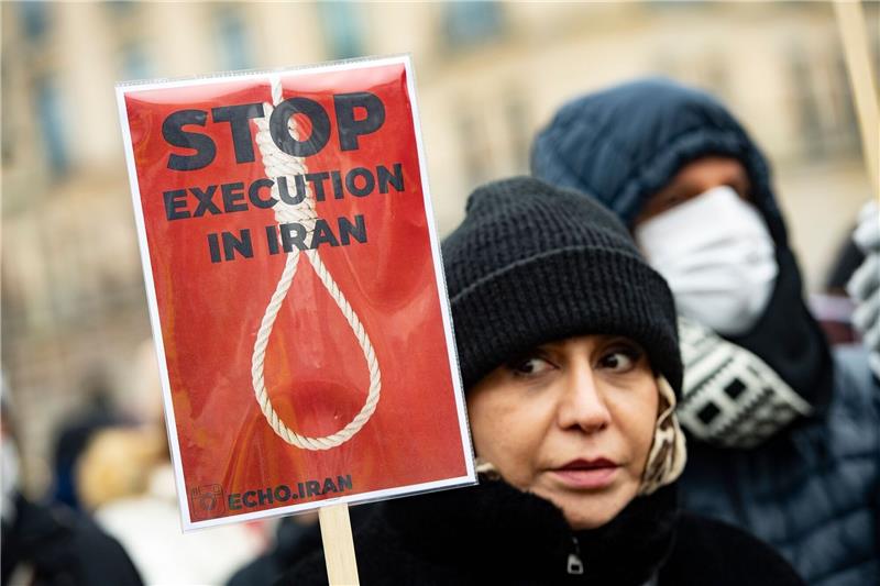 Iran: Oberstes Gericht bestätigt weiteres Todesurteil Ein Frau protestiert in Berlin gegen die Hinrichtungen im Iran.