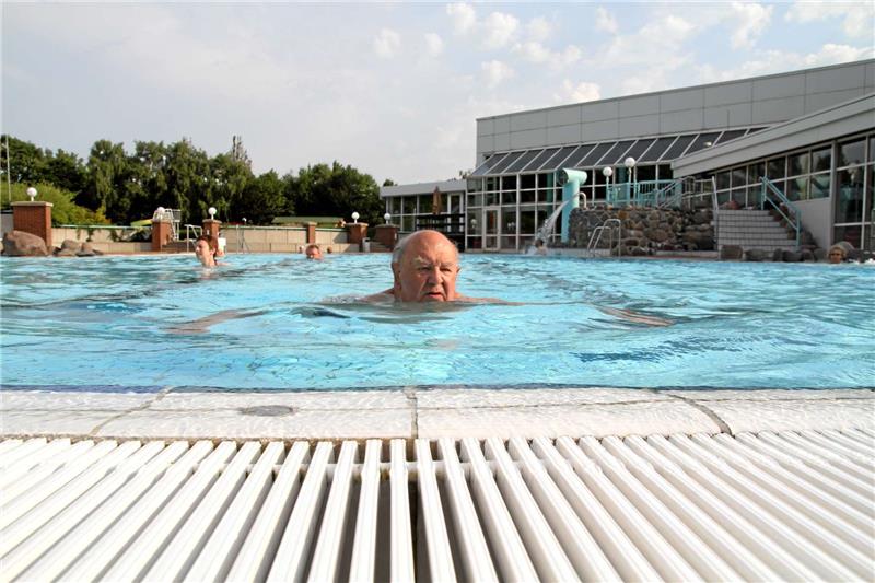 Ein Frühschwimmer auf Kurs: Friedrich Beims kommt seit 1988 regelmäßig ins Schwimmbad und zieht gleich morgens seine Bahnen.