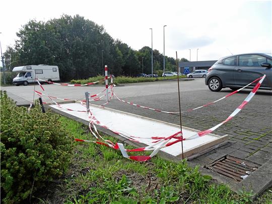 Ein Fundament ist bereits gegossen – voraussichtlich Anfang Oktober soll die Paketstation an der Schlewecker Straße in Betrieb gehen.  Foto: Exner