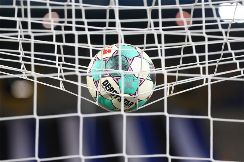 Oberneuland gewinnt Bremen-Pokal im Elfmeterschießen Ein Fußball liegt vor der Partie im Netz.
