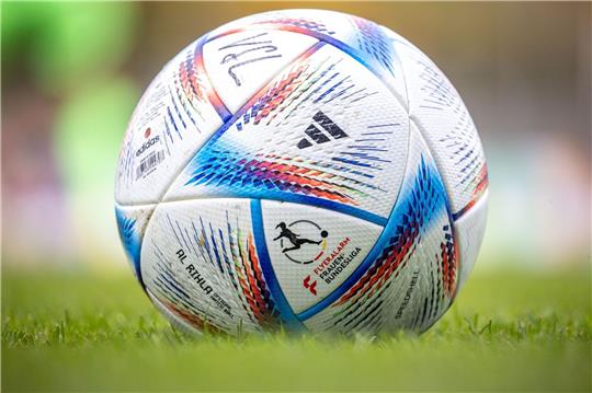 Ein Fußball mit Schriftzug «Frauen-Bundesliga» liegt auf dem Rasen bereit.