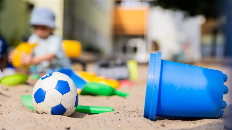 Welche Folgen haben Genderklischees bei Kinderspielzeug? Ein Fußball und die Farbe Blau: klassisches Spielzeug für Jungen - oder? (Symbolbild)