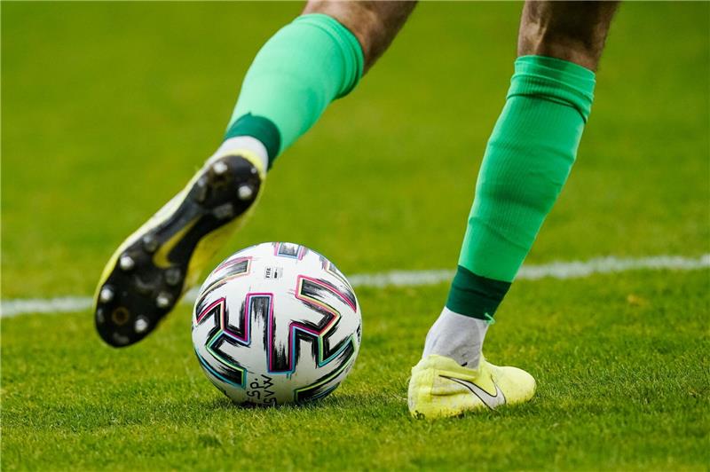Osnabrück unterliegt in Elversberg Ein Fußballspieler spielt den Ball.