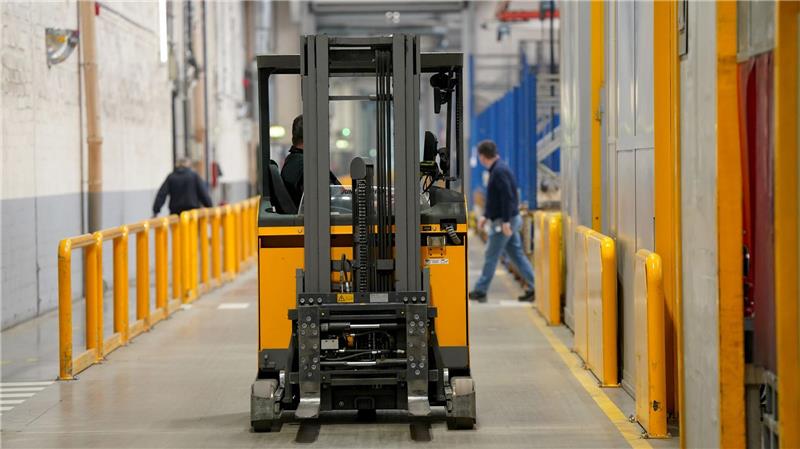 Ein Gabelstapler fährt durch die Werkshalle der Jungheinrich AG. (Archivbild) 