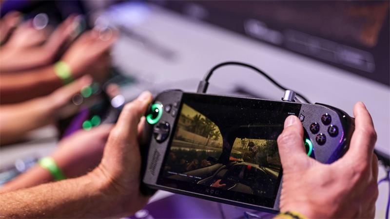 Wie die KI das Gaming verändert Ein Gamer hält bei der Gamescom 2025 ein Handheld-Device - eine Art tragbaren Mini-Gamingcomputer - in den Händen. (Archivbild)